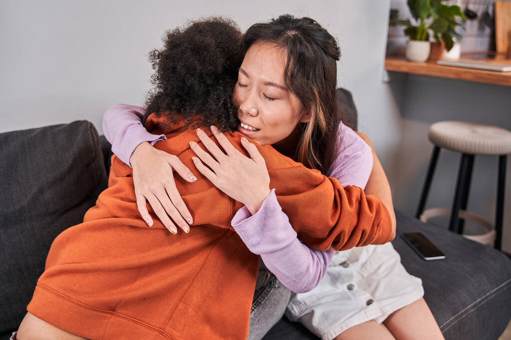 Mujer abrazando a su amiga llorando en casa - Foto, imagen