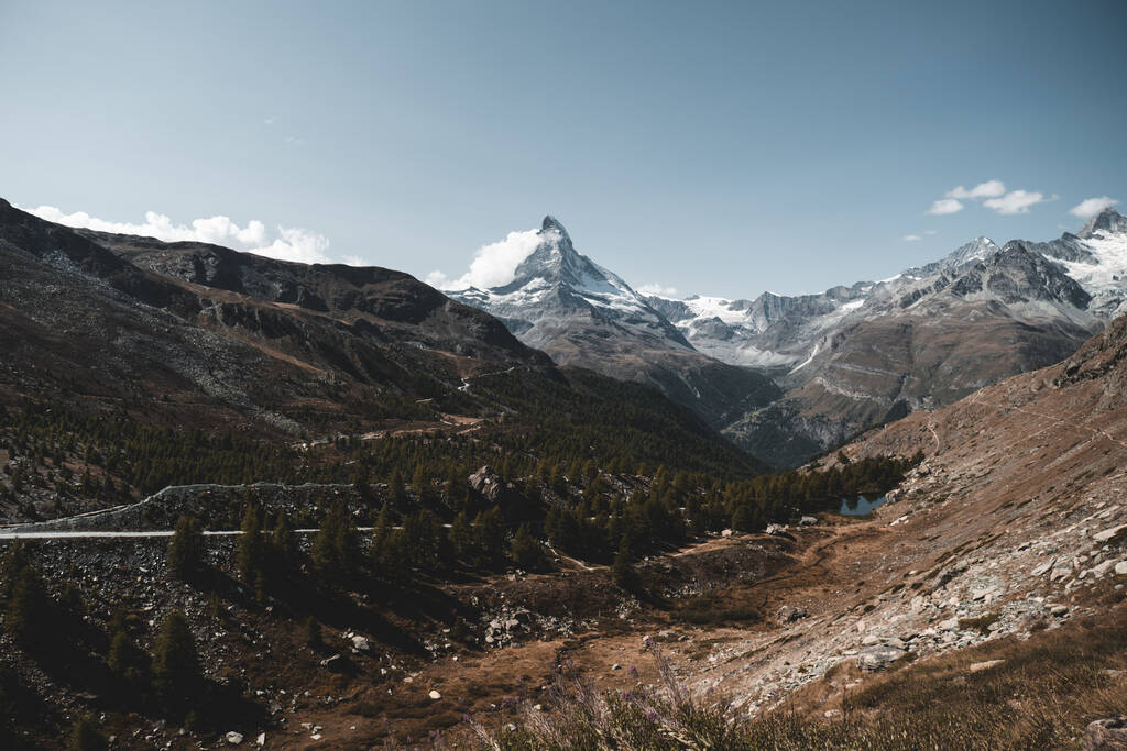 Hermoso paisaje de montaña con vistas al pico Matterhorn en Zermatt, Suiza - Foto, Imagen