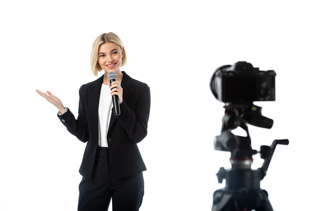 веселий мовник з мікрофоном, спрямованим рукою біля цифрової камери на розмитому фоні ізольовано на білому
 - Фото, зображення