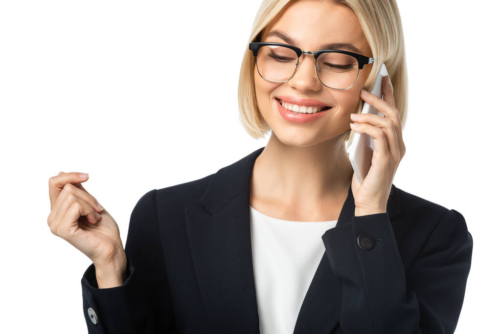 щаслива бізнес-леді в окулярах розмовляє на мобільному телефоні ізольовано на білому
 - Фото, зображення