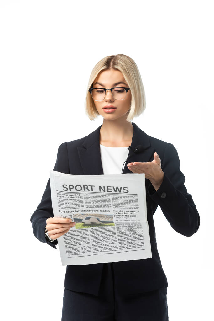 emittente bionda in occhiali puntando con mano al giornale di notizie sportive isolato su bianco - Foto, immagini