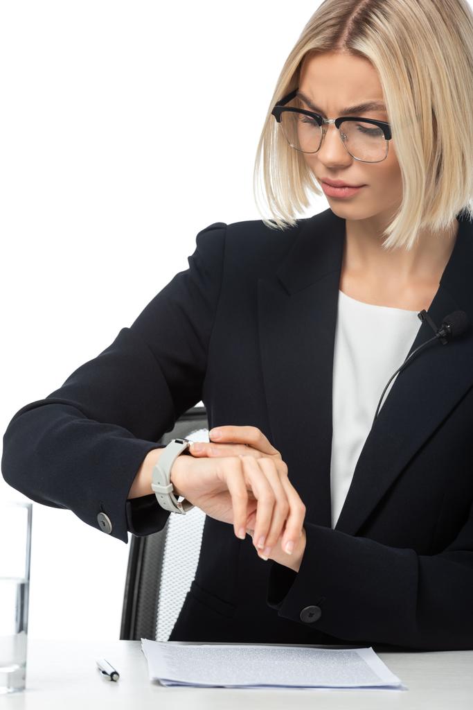kurtistaa ankkuri nainen katselee rannekello istuessaan työpaikalla eristetty valkoinen - Valokuva, kuva