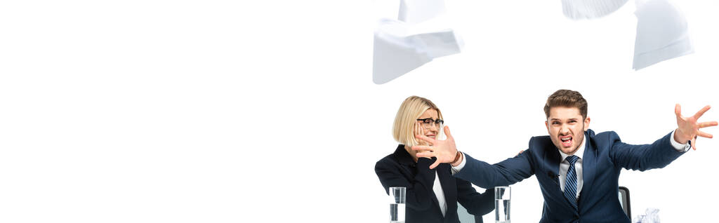 emissora irritada jogando papéis perto colega isolado em branco, banner - Foto, Imagem