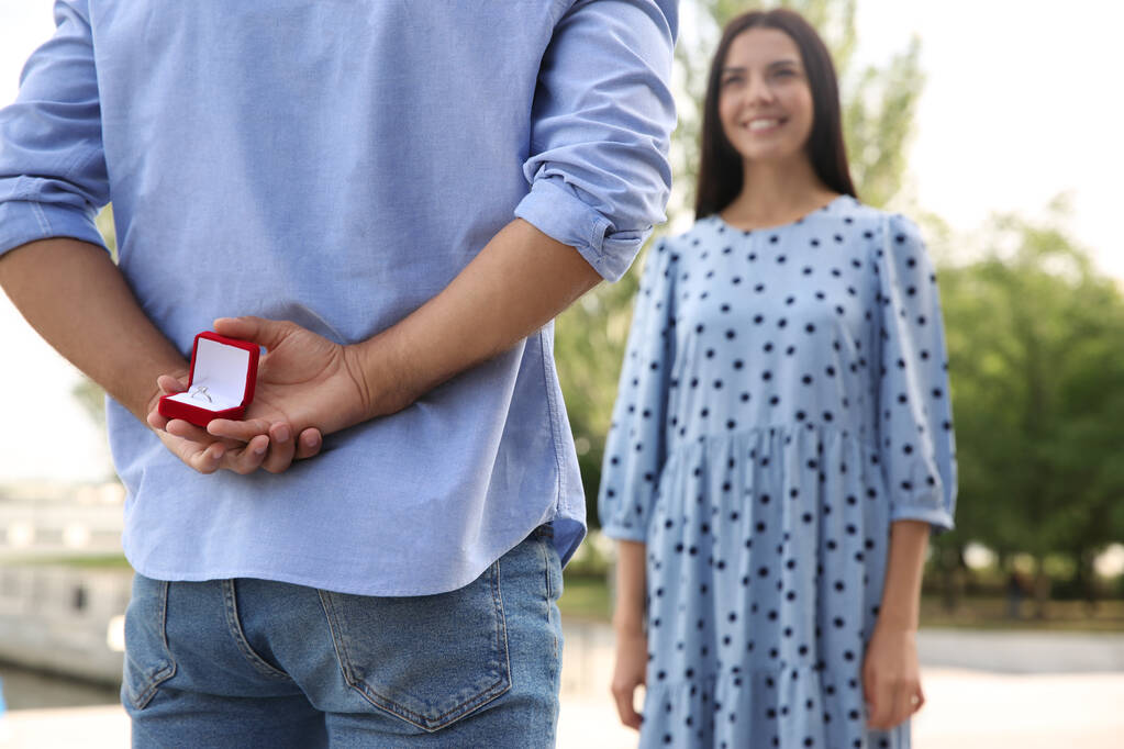 婚約指輪を持っている男は彼のガールフレンドへの提案を屋外で、クローズアップ - 写真・画像
