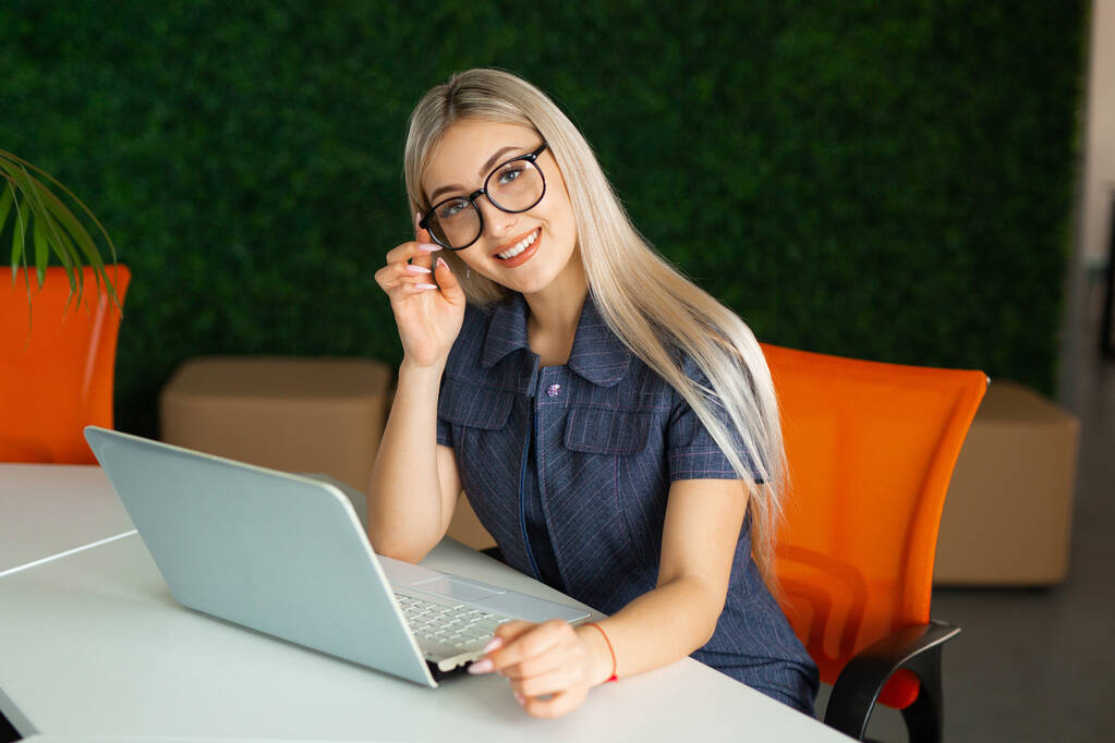 gyönyörű fiatal nő az asztalnál laptop az irodában - Fotó, kép
