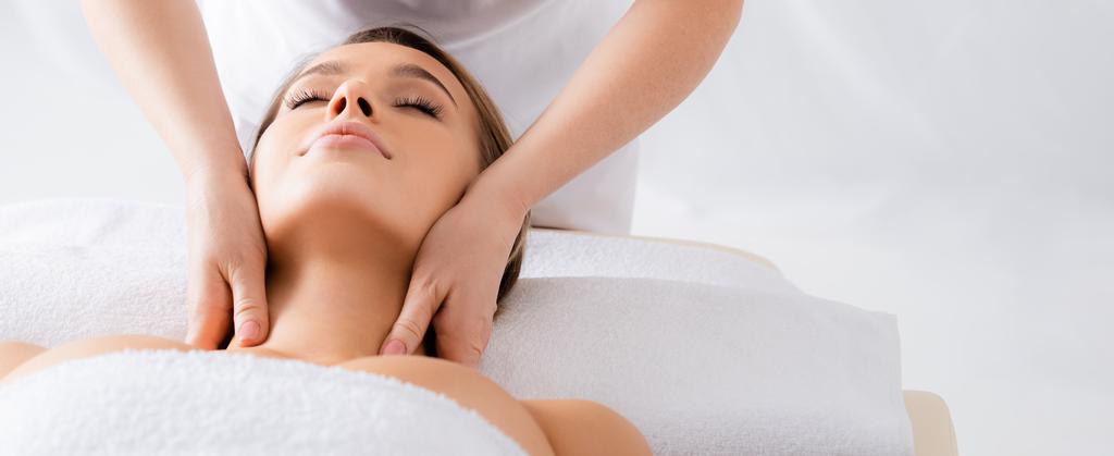 massagista fazendo massagem no pescoço ao cliente com os olhos fechados no salão de spa, banner - Foto, Imagem