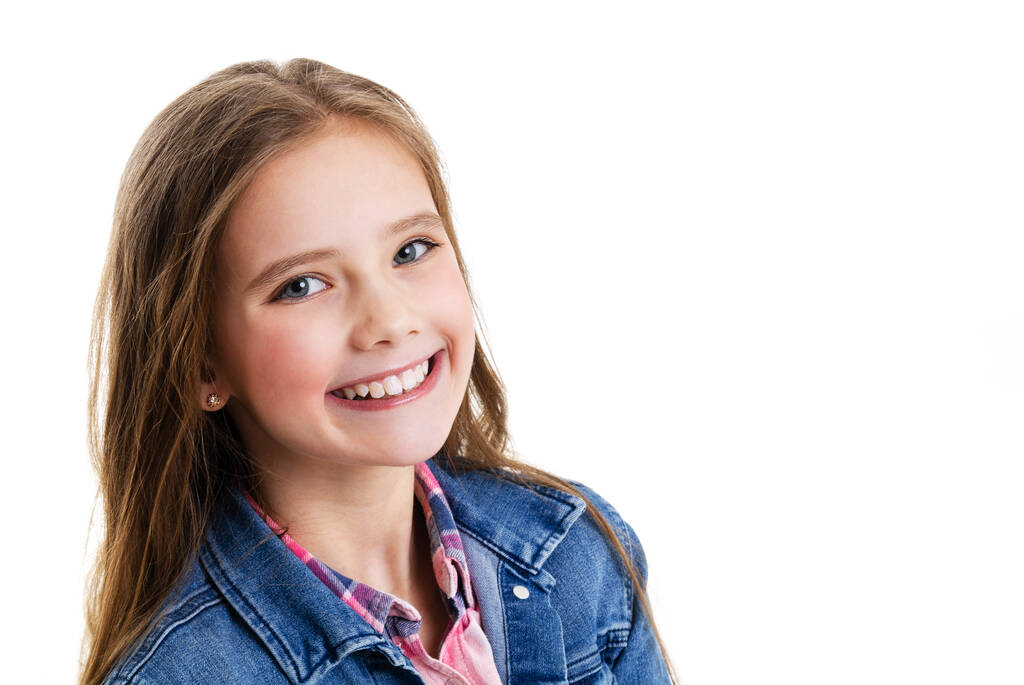 Portrét roztomilé usmívající se holčička dítě izolované na bílém pozadí - Fotografie, Obrázek