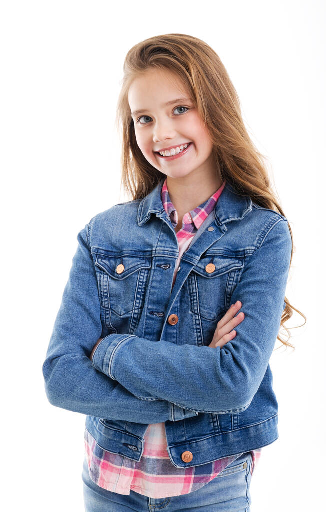 Портрет очаровательной улыбающейся маленькой девочки на белом фоне - Фото, изображение