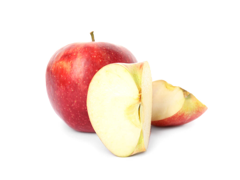 Verse rijpe rode snede en hele appels geïsoleerd op wit - Foto, afbeelding