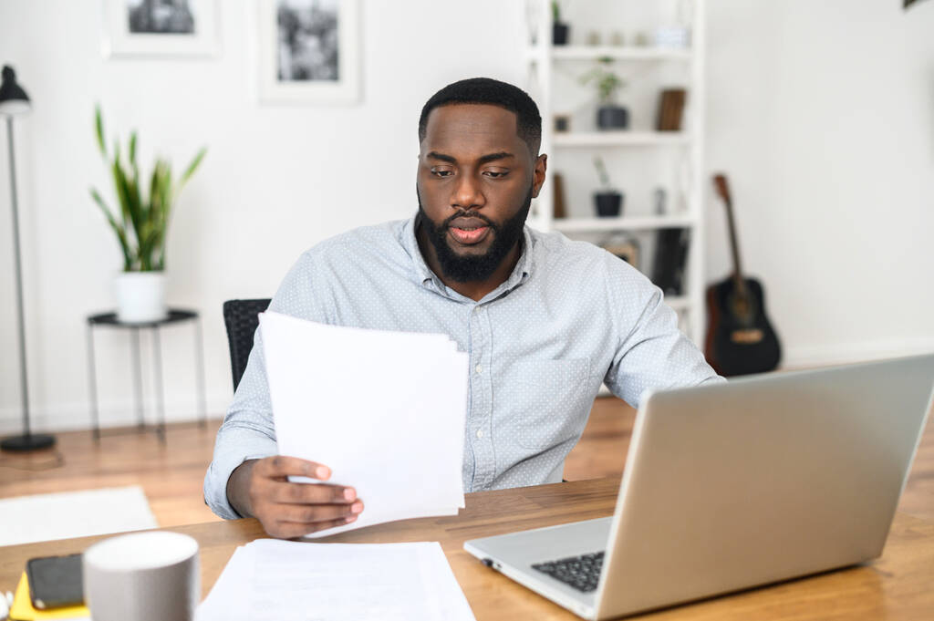 Афроамериканский предприниматель, читающий контракт - Фото, изображение