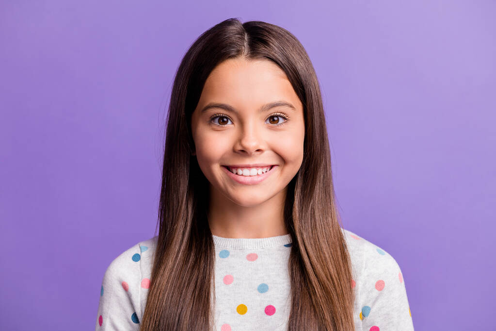Fénykép portré mosolygós lány elszigetelt élénk lila színű háttér - Fotó, kép