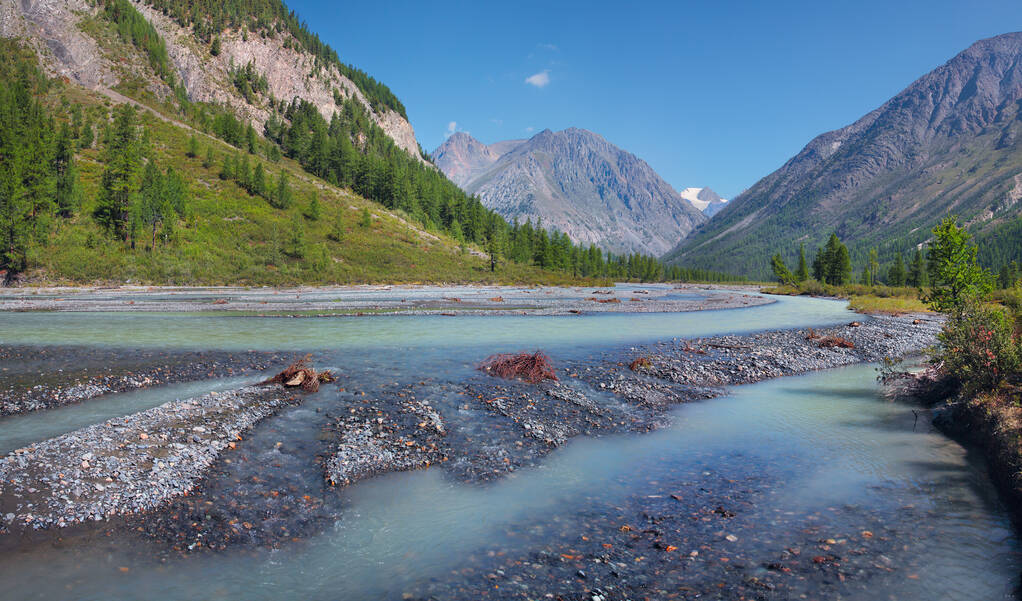 El río fluye en un desfiladero de montaña. Viajes y vacaciones de verano. - Foto, Imagen