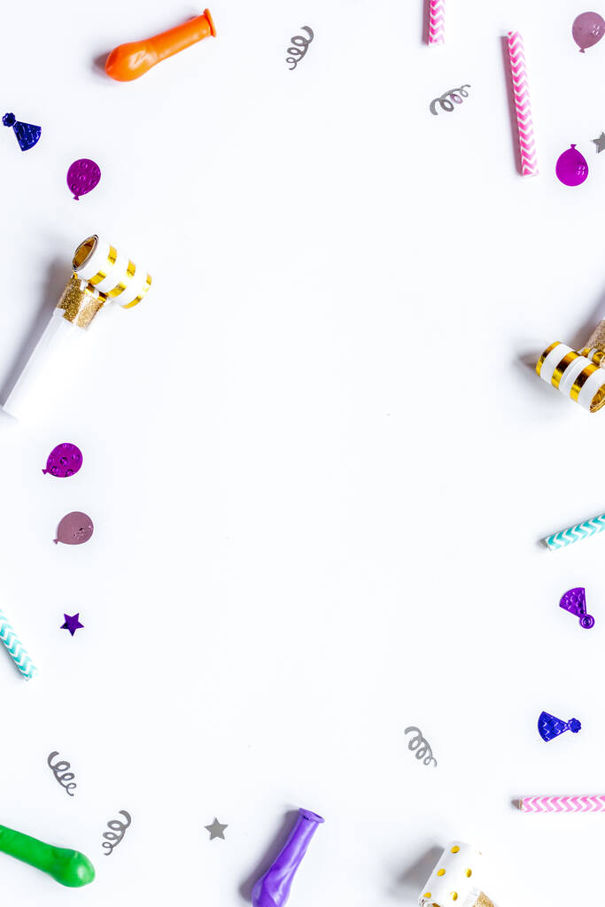 anniversaire ensemble de fête avec confettis sur fond blanc vue de dessus maquette - Photo, image