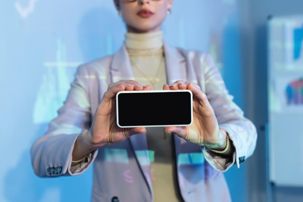 vista parziale di donna d'affari che tiene smartphone con schermo vuoto  - Foto, immagini