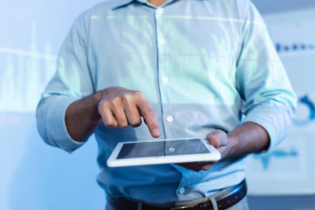 bijgesneden weergave van zakenman wijzen met de vinger naar digitale tablet met leeg scherm - Foto, afbeelding