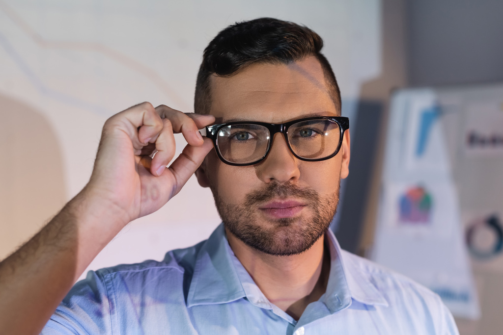 επιχειρηματίας προσαρμογή γυαλιά και κοιτάζοντας κάμερα - Φωτογραφία, εικόνα