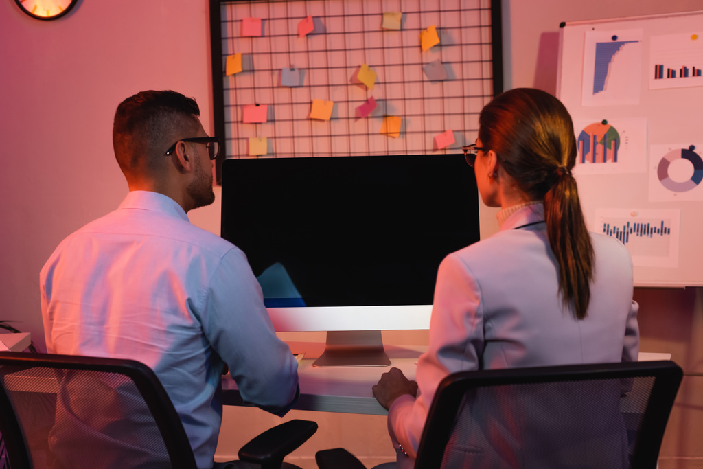 gente de negocios sentada en el escritorio con monitor de computadora con pantalla en blanco  - Foto, Imagen