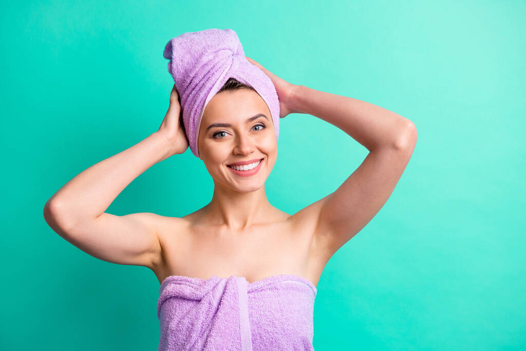 Portrait photo de fille en serviette rose faisant turban sur la tête après spa souriant isolé sur fond de couleur turquoise vif - Photo, image