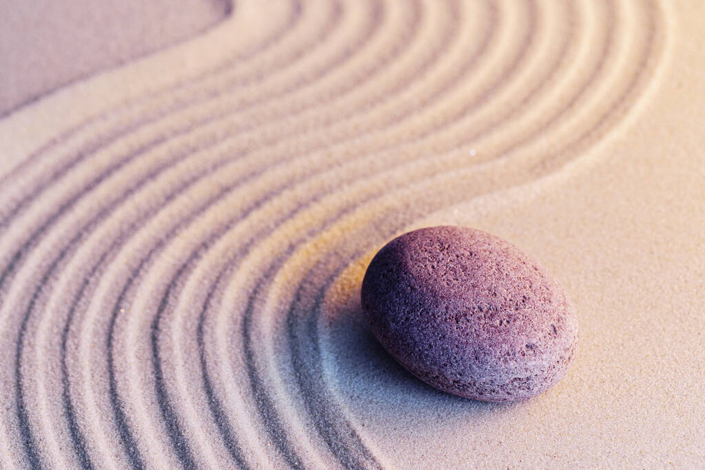 Meditatie zen tuin met stenen op zand - Foto, afbeelding