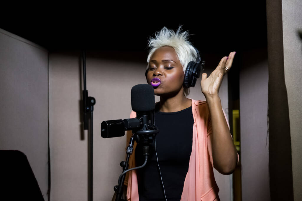 Γιοχάνεσμπουργκ, Νότια Αφρική - 28 Απριλίου 2015: Η Γκαμπριέλα, τραγουδίστρια της Μοζαμβίκης ηχογραφεί φωνητικό μέρος στο Afro-pop τραγούδι στο στούντιο - Φωτογραφία, εικόνα
