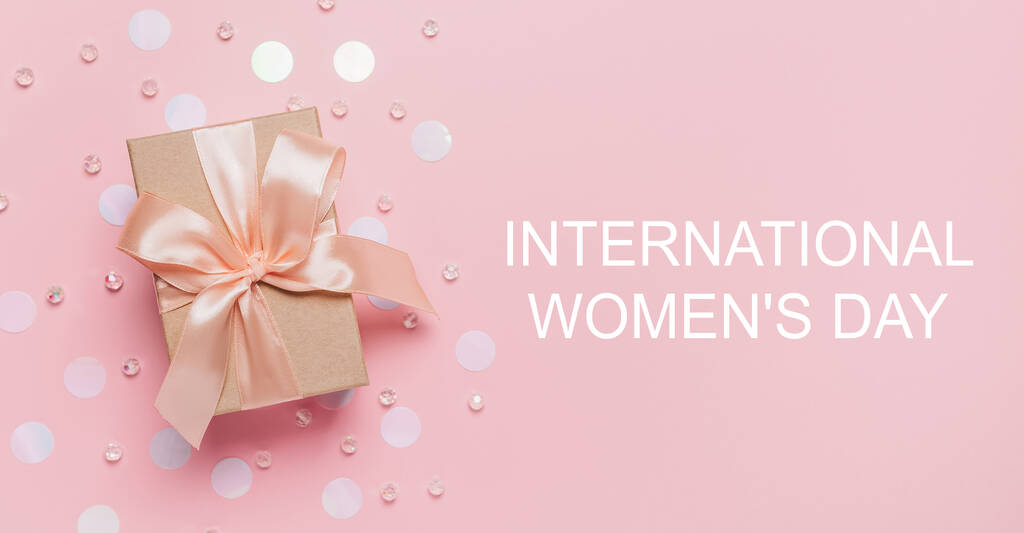 Regalos sobre fondo rosa, amor y concepto de San Valentín con texto Día Internacional de la Mujer - Foto, imagen