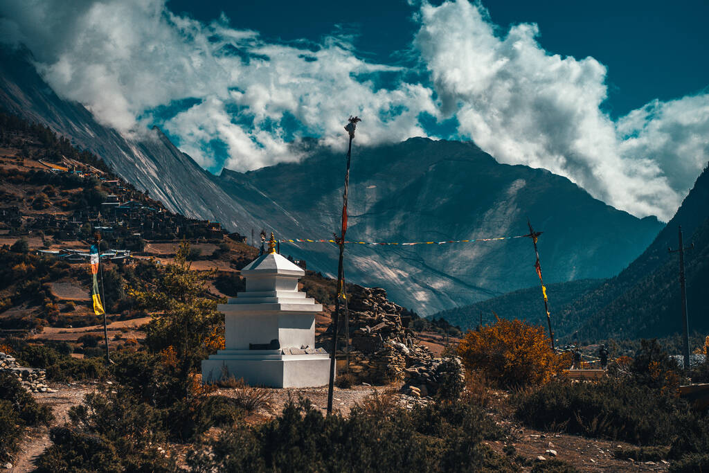Gompa buddista e bandiere di preghiera sulle montagne dell'Himalaya, Nepal - Foto, immagini