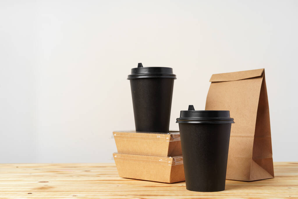 Bolsas de papel con comida para llevar y tazas de café contenedores - Foto, Imagen