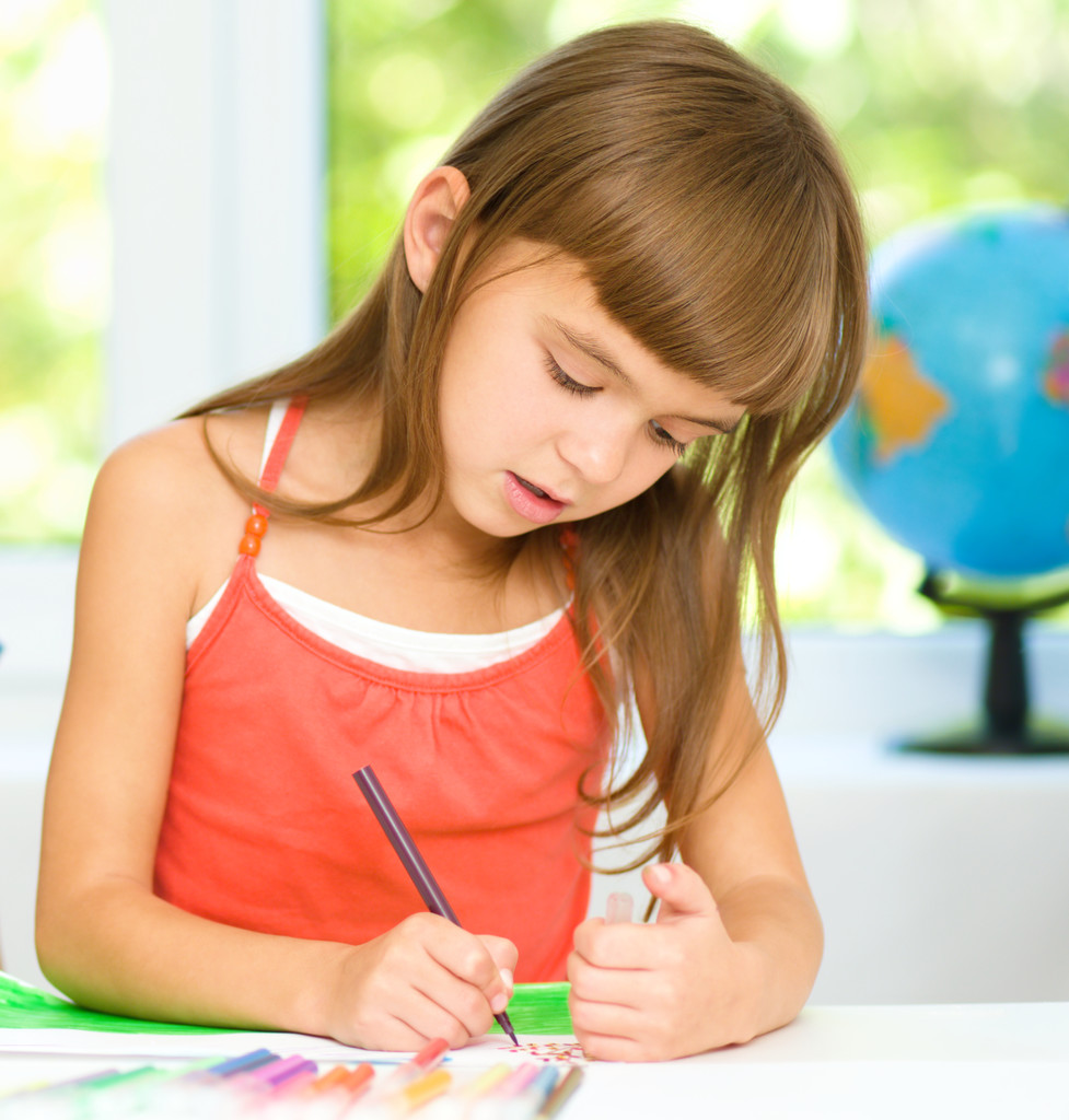 Маленька дівчинка малює за допомогою олівців
 - Фото, зображення
