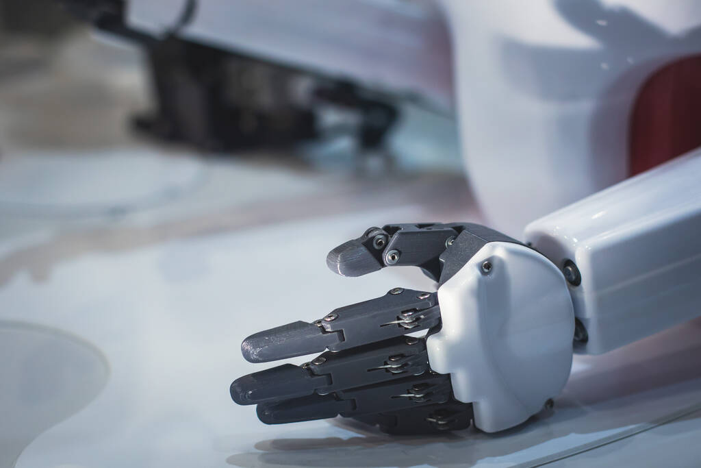 Hydrauliczny mechaniczny cyborg robot ręka w rękę uścisk gestu, manipulator zrobotyzowany na linii produkcyjnej - Zdjęcie, obraz