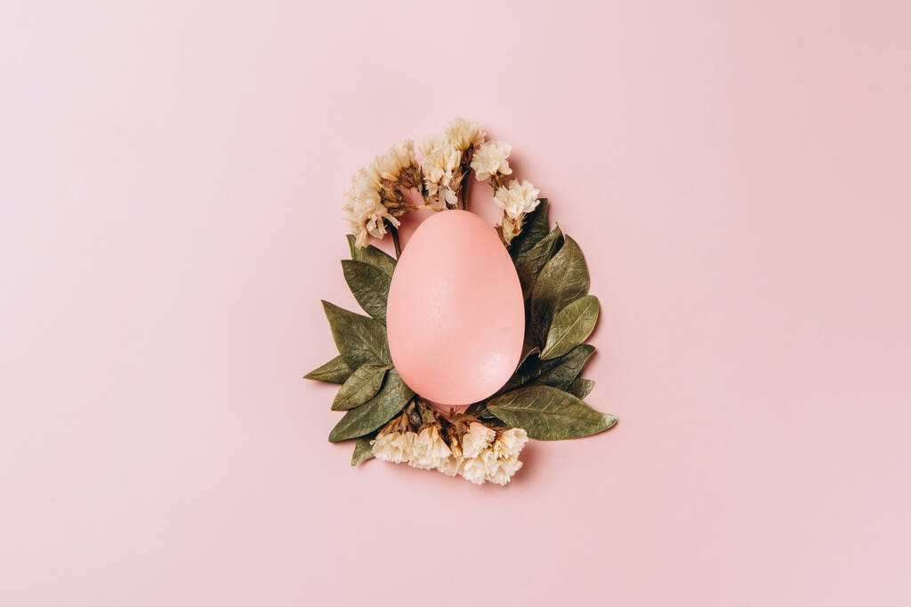 Креативная плоская фотография съедобного яйца на цветном фоне - Фото, изображение