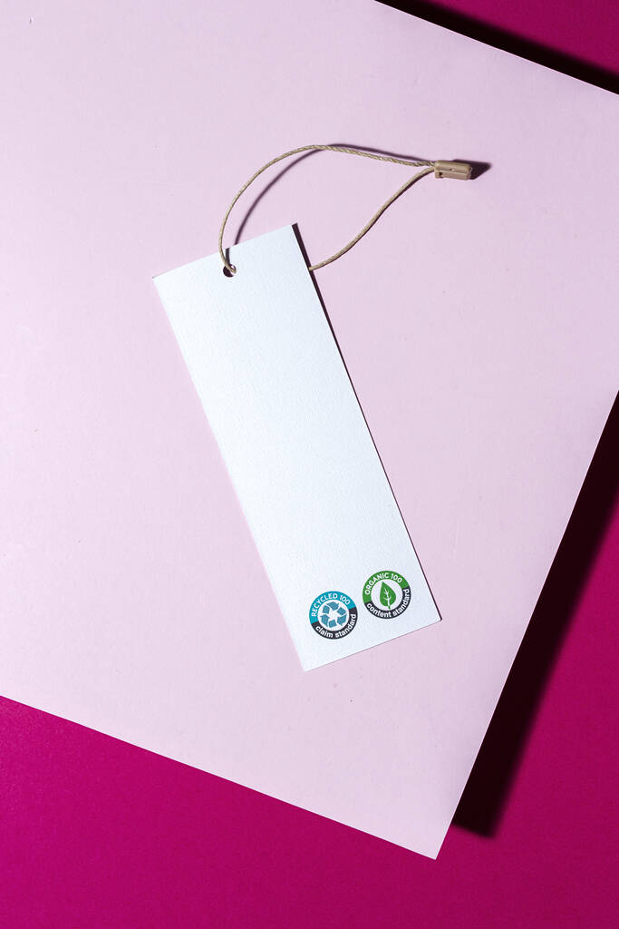 Переработанные и органические картонные этикетки с логотипом на красочном фоне с высоким контрастом - Фото, изображение