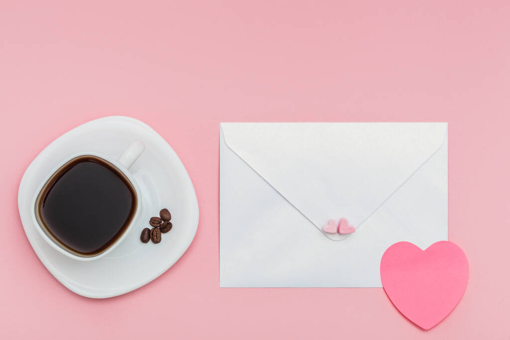 Liebesbrief und weiße Tasse Kaffee. Perlmutt-Umschlag - Foto, Bild