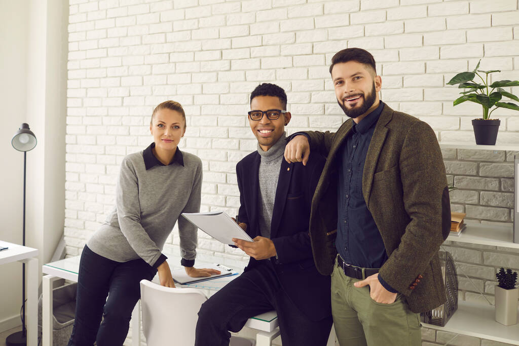 Gruppenporträt glücklicher erfolgreicher, vielfältiger Geschäftsleute in ihrem Büro - Foto, Bild