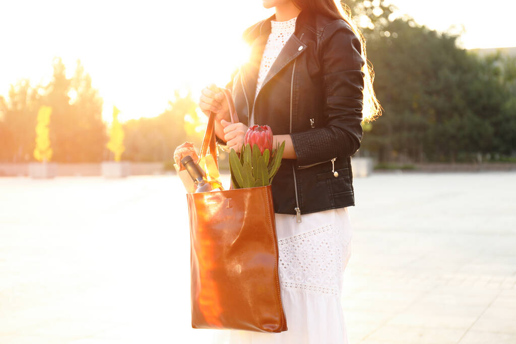 Žena s koženou nákupní taškou na ulici, detailní záběr - Fotografie, Obrázek