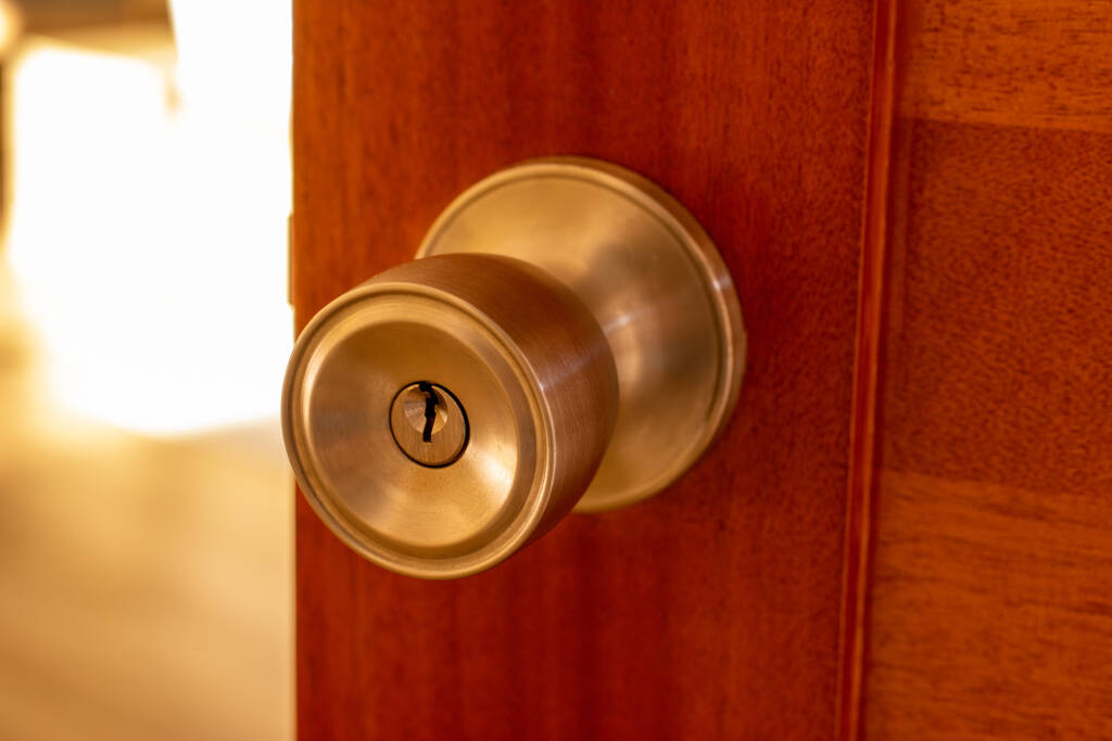Lähikuva laukaus ruostumattomasta metallista ovenkahva ruskea ovi aukko huoneeseen - Valokuva, kuva