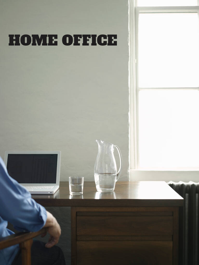 Człowiek pracujący w domu z biurową konfiguracją - Zdjęcie, obraz