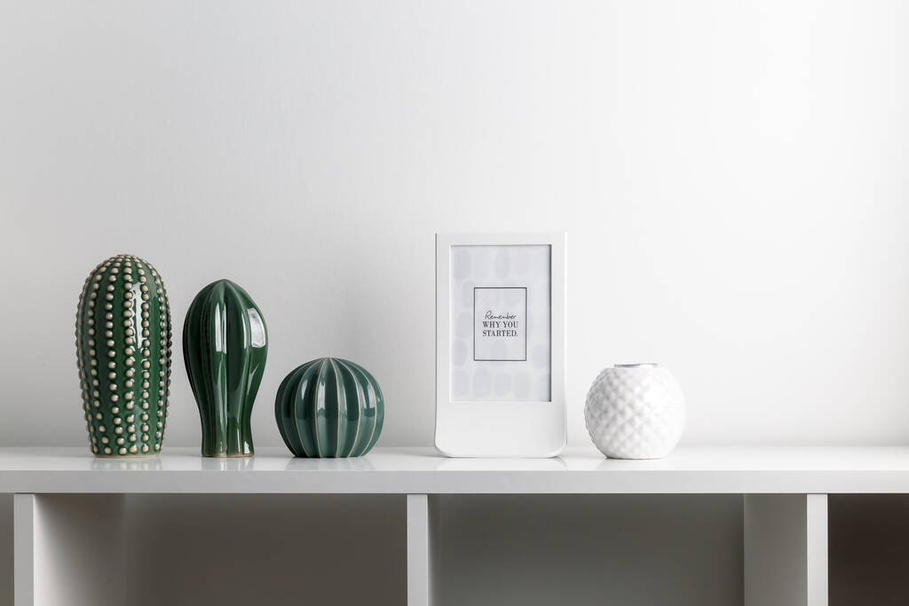 Cactus decorativo de cerámica artificial, suculento y cactus sobre fondo de pared blanco. Candelabros y velas. - Foto, Imagen