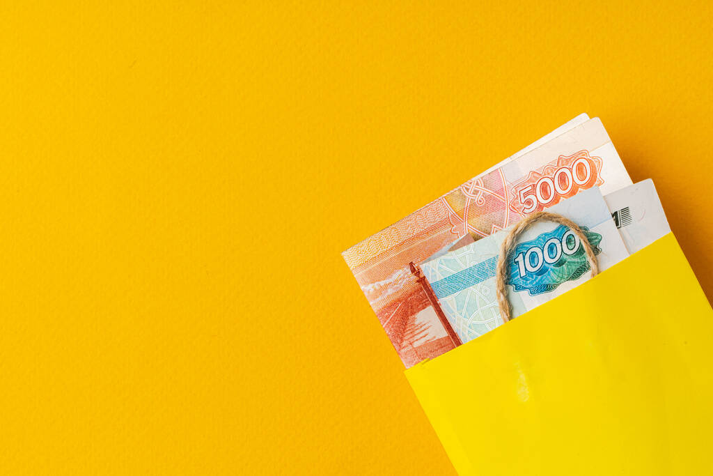 Жовтий мішок з російською валютою закривається. - Фото, зображення
