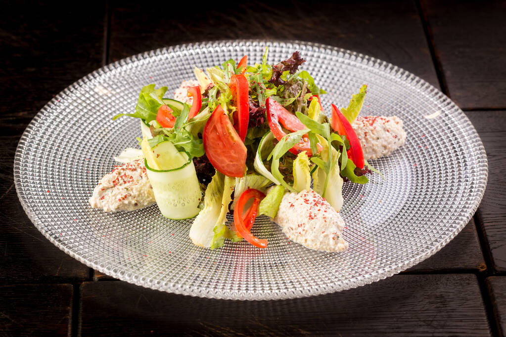 Kevert saláta, quinoa gombóc rozsjoghurttal és friss zöldségekkel - Fotó, kép
