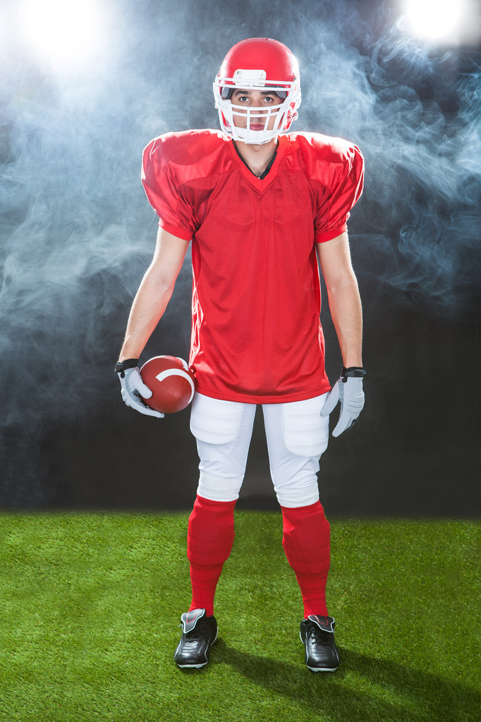 Portrait de joueur de football américain confiant sur le terrain
 - Photo, image