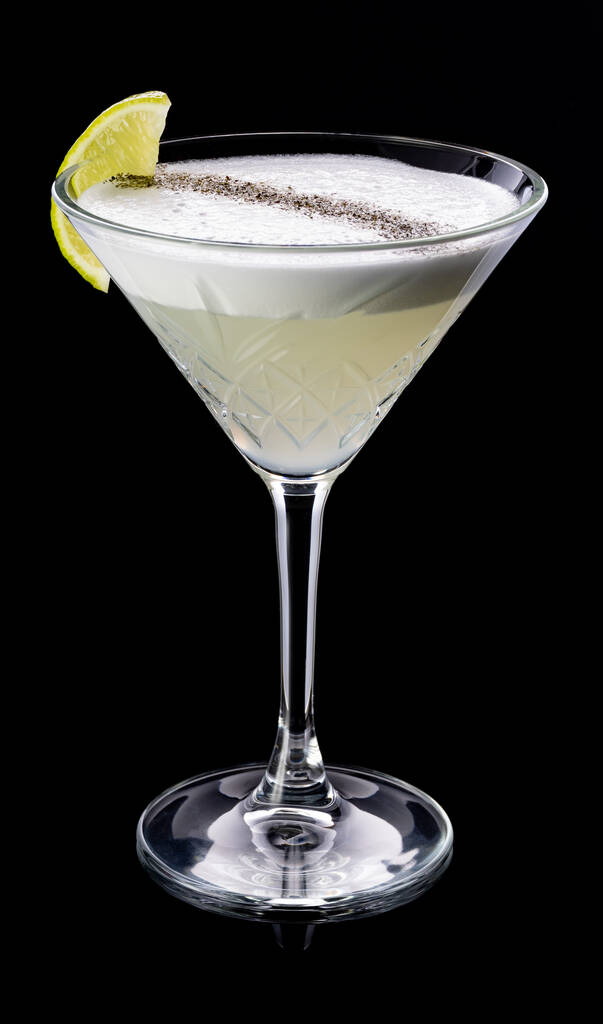 cocktail alcoolisé pour bar sur fond noir - Photo, image