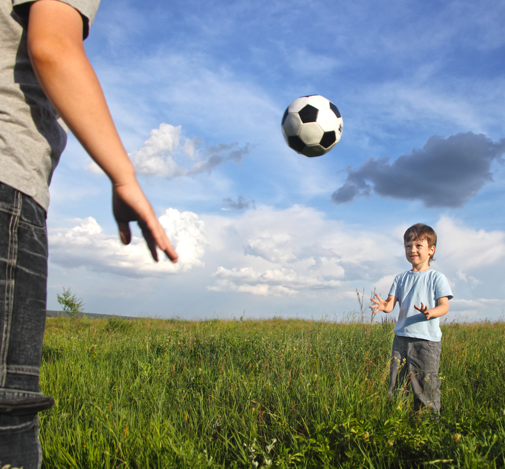 dos chico jugar en fútbol
 - Foto, Imagen