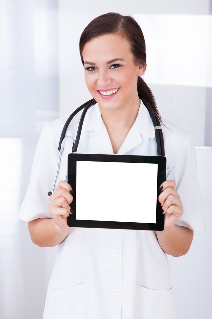 Arzt zeigt leeres digitales Tablet - Foto, Bild
