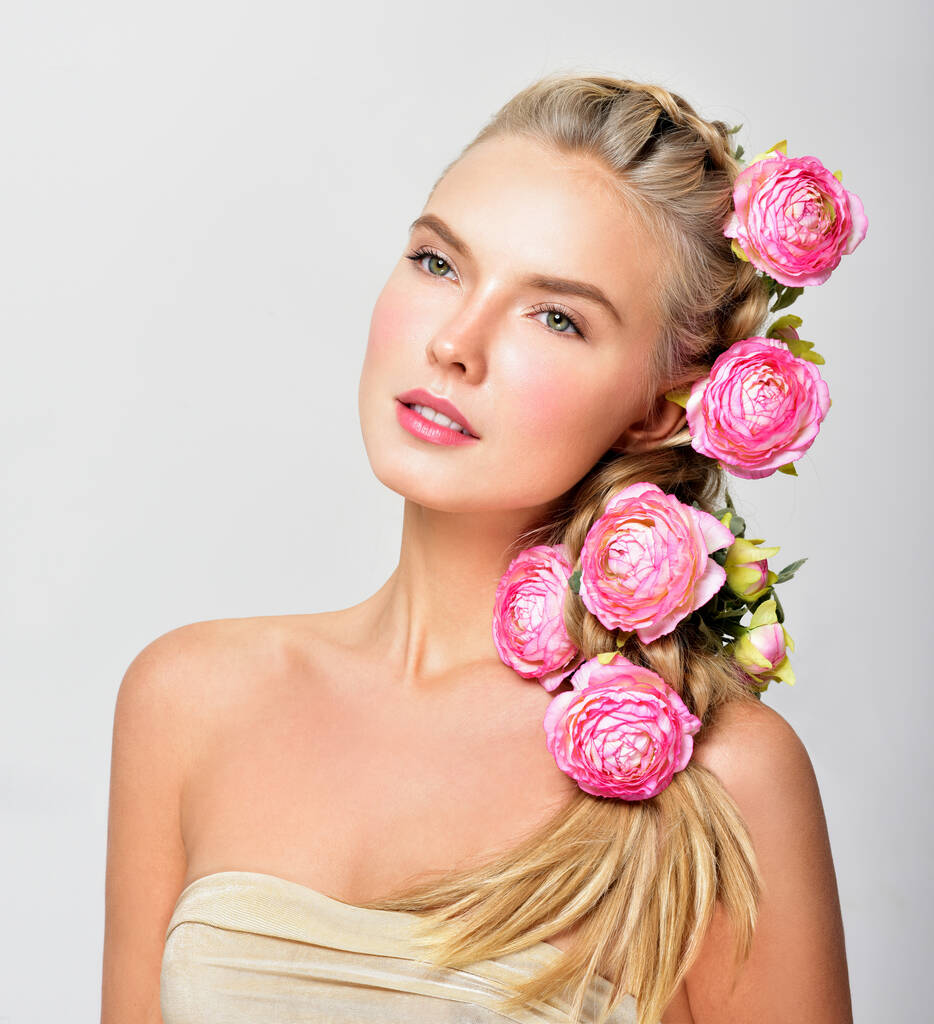 Όμορφη γυναίκα με λουλούδια στα μαλλιά της. Μπουκέτο με όμορφα λουλούδια. Χτένισμα με λουλούδια. Φύση Χτένισμα. - Φωτογραφία, εικόνα