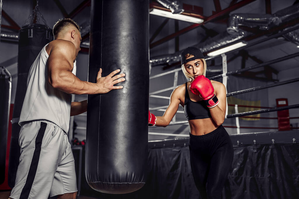 Houkutteleva naisten nyrkkeilijä koulutus - Valokuva, kuva