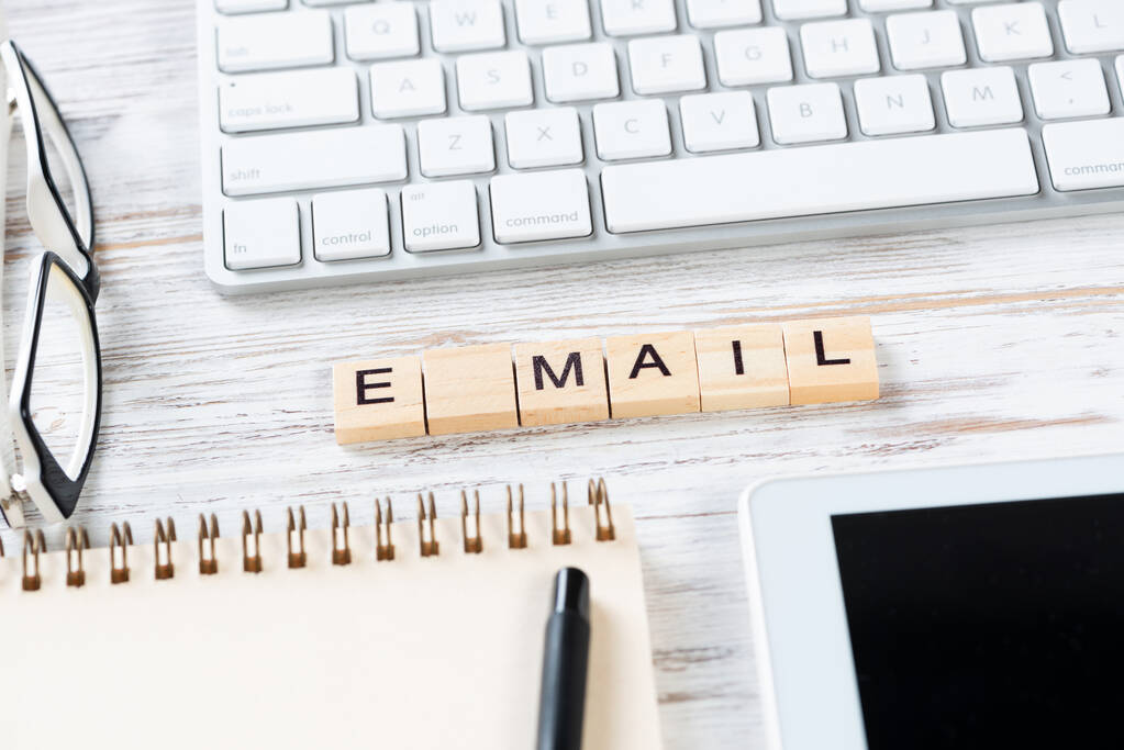Email marketing concept met letters op blokjes - Foto, afbeelding