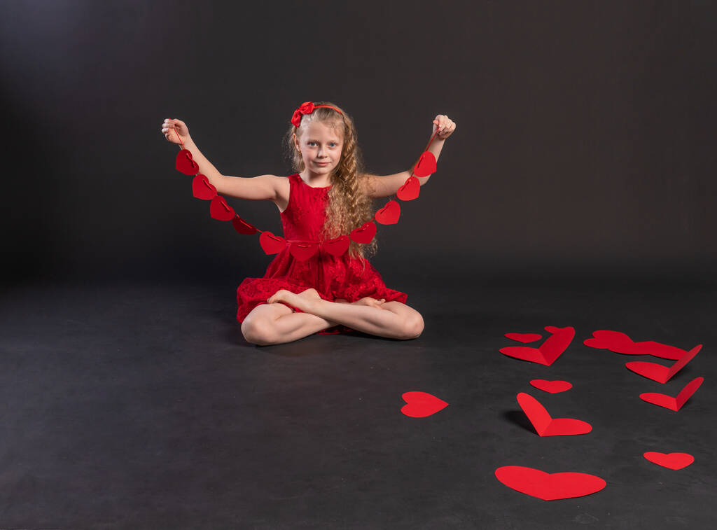 corazones de papel feliz, día de San Valentín, en el suelo corazones romance. .. me encanta la sensación de negro en la chica vestido rojo, descalzo - Foto, Imagen