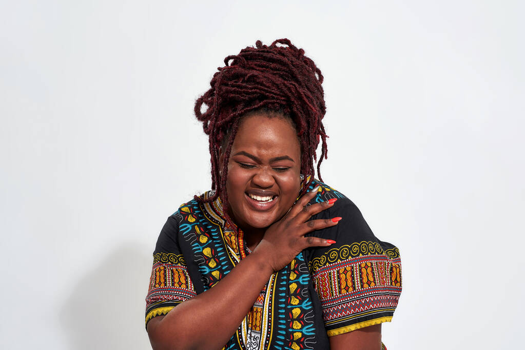 Şişman Haitili genç bir kadının sesli kahkahalar atan portresi. - Fotoğraf, Görsel