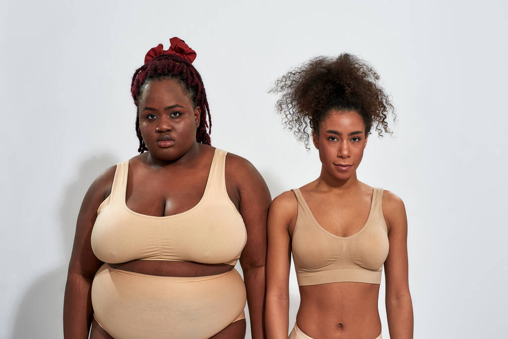 Νεαρές γυναίκες με διαφορετικές επιδερμίδες στο σώμα με εσώρουχα - Φωτογραφία, εικόνα