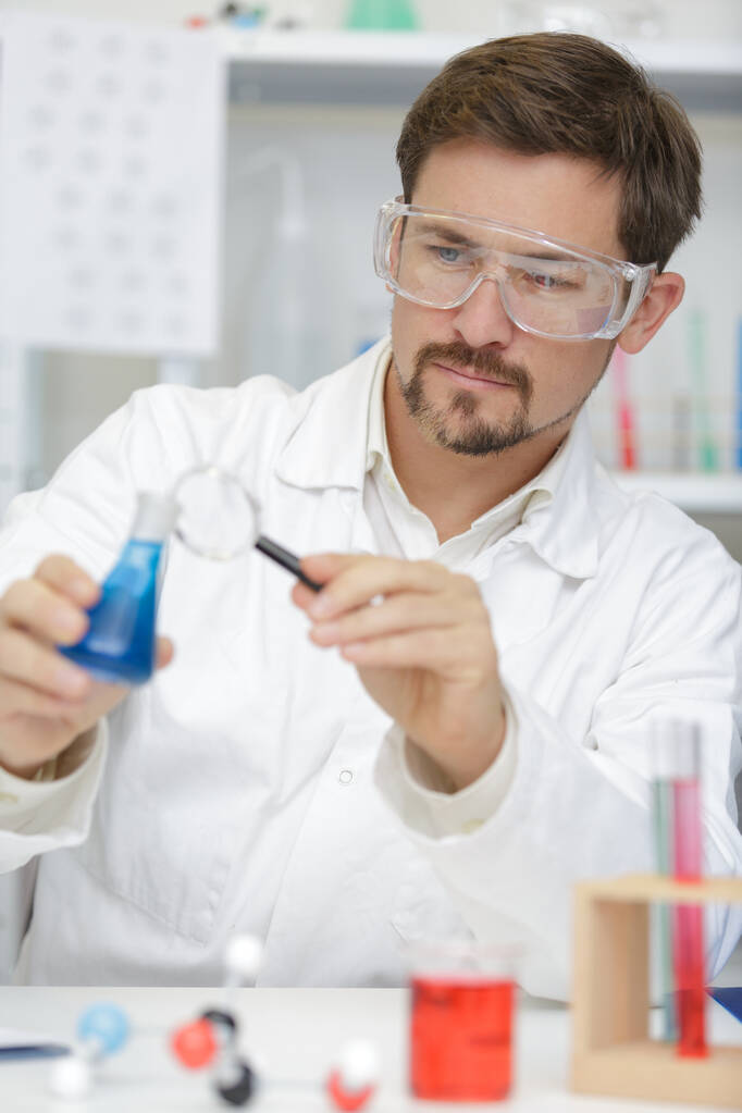guapos químicos hombres chequeando virus en la sala de laboratorio de ciencias del hospital - Foto, Imagen
